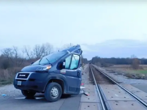 Une camionnette coupée en deux par un train, le chauffeur indemne...